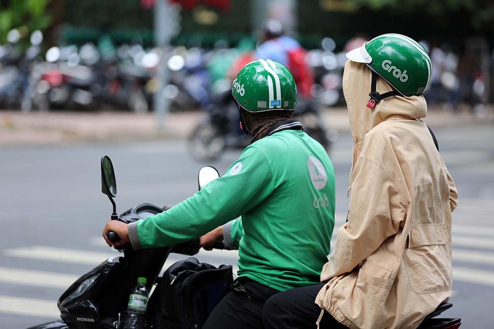 Ở trong nội đô, bạn có thể đi xe ôm công nghệ để đến chùa Pháp Vân.